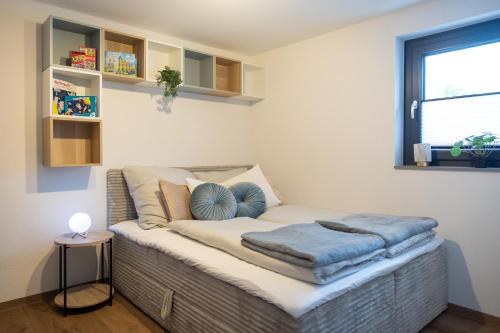 a bed with pillows on it in a room at Heimbi-Home No 4, 4 People, EuropaPark, E-Ladesäule in Kappel-Grafenhausen