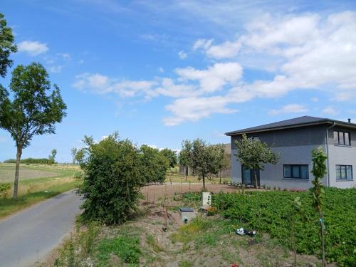 a house on the side of a road at Het Polderzicht in Mellet