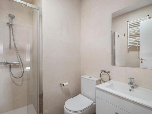 une salle de bain avec toilettes, douche et lavabo dans l'établissement Casa Clarita 2 Madrid 35' airport 40' 11p, à Perales de Tajuña