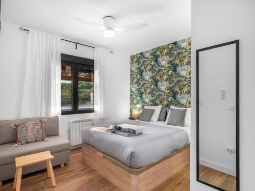 une chambre avec un lit et un canapé dans l'établissement Casa Clarita 2 Madrid 35' airport 40' 11p, à Perales de Tajuña