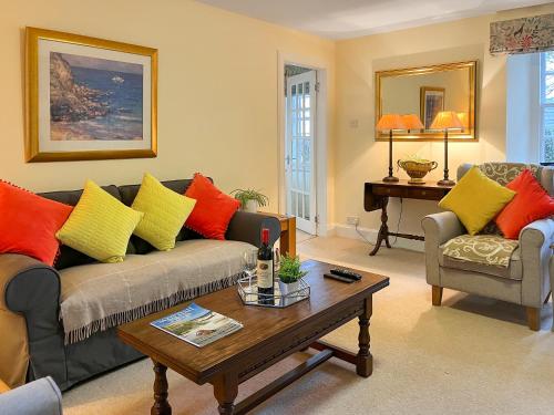een woonkamer met een bank en een tafel bij Baldowrie Lodge in Ardler