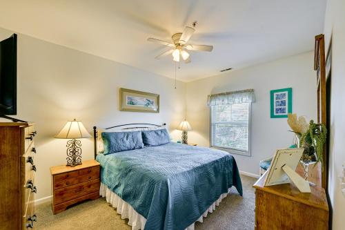 une chambre avec un lit et un ventilateur de plafond dans l'établissement Pool Access and Easy Beach Days! Lewes Unit with Patio, à Carpenters Corner
