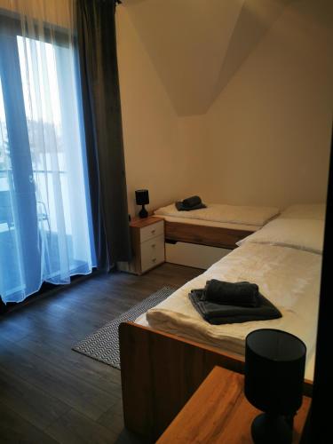 Ένα ή περισσότερα κρεβάτια σε δωμάτιο στο Dankó Apartman