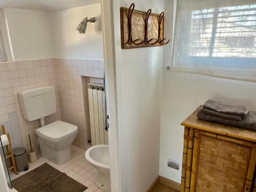 a bathroom with a toilet and a sink at La Terrazza in Piobesi dʼAlba