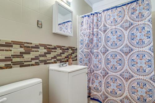 Koupelna v ubytování Easy Dtwn Detroit Access! Pet-Friendly Family Home