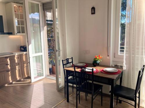 a kitchen and dining room with a table and chairs at Charming king studio with balcony and jacuzzi in Como