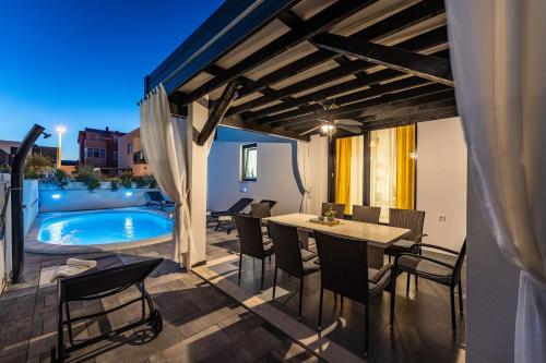 Bassein majutusasutuses Villa Essenza Vita in Vodice near Beach with private pool & pet friendly või selle lähedal