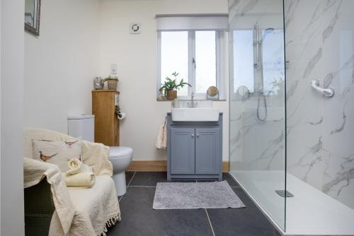 StogumberにあるWatermead Lodgeのシャワー、洗面台、トイレ付きのバスルーム