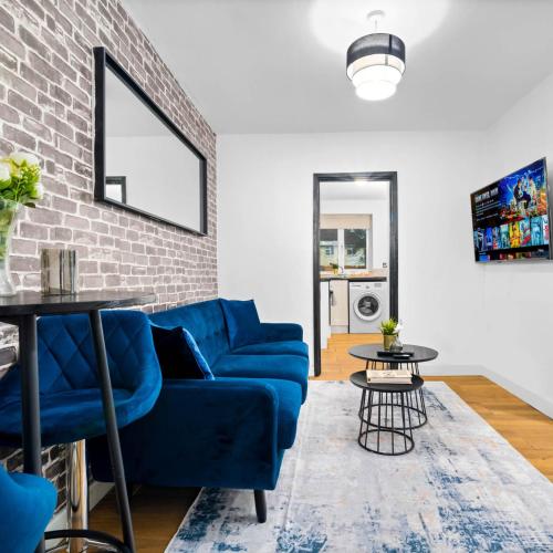 Μια τηλεόραση ή/και κέντρο ψυχαγωγίας στο Stylish 5 Bed & 5 Bath House with Garden & Off-Street Parking 376M