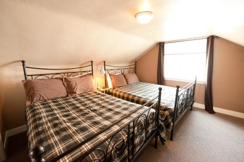 a bedroom with a bed and a window at Misty Retreat in Niagara Falls
