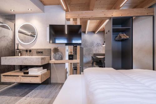 ゼルデンにあるApart Reinstadlerの大きなベッドと洗面台のある寝室