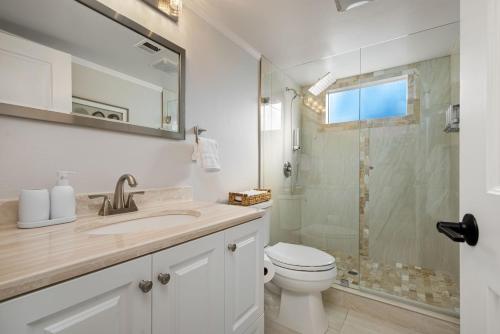 Koupelna v ubytování Renovated Desert Escape - Steps Away from Pool