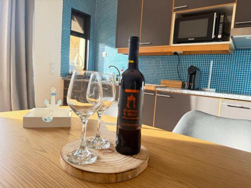 une bouteille de vin et deux verres à vin sur une table dans l'établissement Stunning one bedroom apartment in the heart of Praia da Rocha, à Praia da Rocha