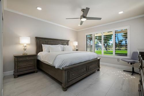 Postel nebo postele na pokoji v ubytování Renovated Desert Escape - Steps Away from Pool