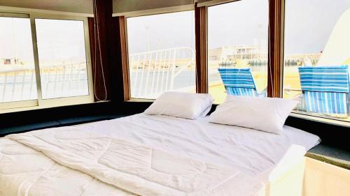 ディバにあるMusandam Starlight Dhow Cruiseの窓付きの部屋(白いベッド、枕2つ付)