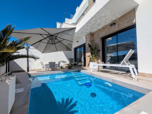 een zwembad in de achtertuin van een huis bij R-40-C Moderna in Los Montesinos