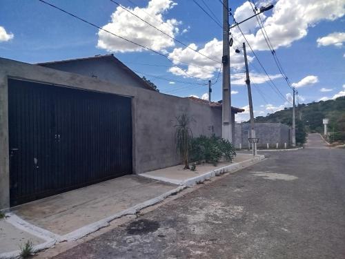 ein Gebäude mit einem Garagentor und einer Topfpflanze in der Unterkunft Casa refúgio da paz in Pirenópolis