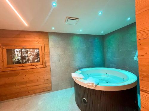 a bathroom with a jacuzzi tub in a room at Dascio Salute Ferienwohnung mit Panorama Balkon am See in Dascio
