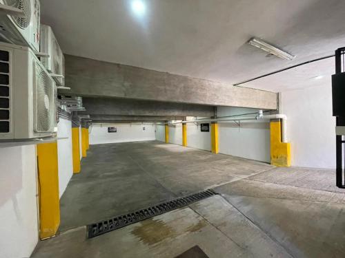 ein leeres Parkhaus mit gelben und weißen Wänden in der Unterkunft Hotel Casa María Tamasopo in Tamasopo
