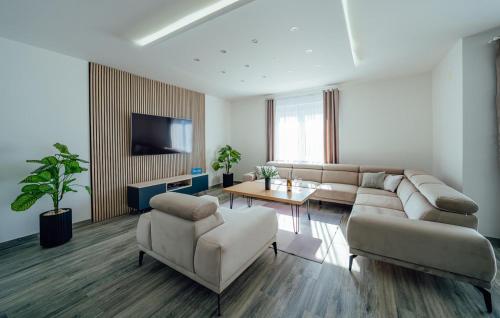 ein Wohnzimmer mit Sofa und Tisch in der Unterkunft Beautiful Home In Imotski in Imotski