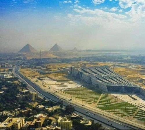 Una vista aérea de las pirámides de los faraones y un edificio con una carretera en Honey Pyramids Hotel, en El Cairo