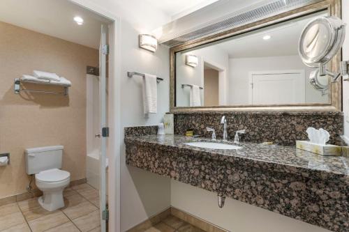 Koupelna v ubytování Best Western Plus Kelowna Hotel & Suites