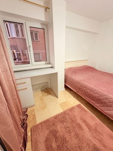 a bedroom with a bed and a window at Ultracentral 1 Craiova in Craiova