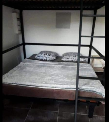 Litera con 2 almohadas encima en Studio Églantine, en Lorgues