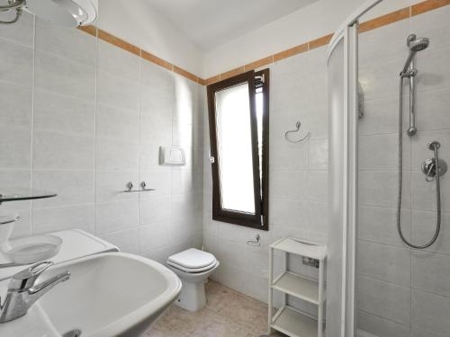 een badkamer met een toilet, een wastafel en een douche bij Villa Rosamar in Monte Nai