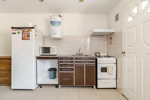 a kitchen with a sink and a refrigerator at Monoambiente-Wifi 100mb-TvCable-Centro San Rafael Segovia in San Rafael