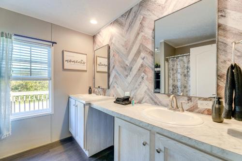 une salle de bain avec un lavabo et un miroir dans l'établissement Coastal Cozy - Newport Home with Private Hot Tub, à Broad Creek