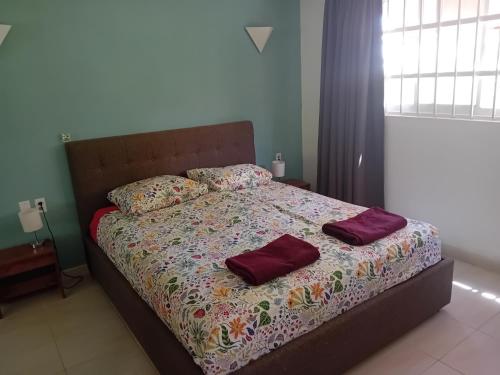 un lit avec deux oreillers dessus dans une chambre dans l'établissement Modern appartement op resort Seru-Coral 4 pers 2 slpk met een groot zwembad, à Willemstad