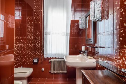 een badkamer met een wastafel en een toilet bij Villa Palme in Monte Nai