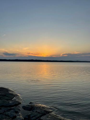 un tramonto su un grande specchio d'acqua di Cottage 
