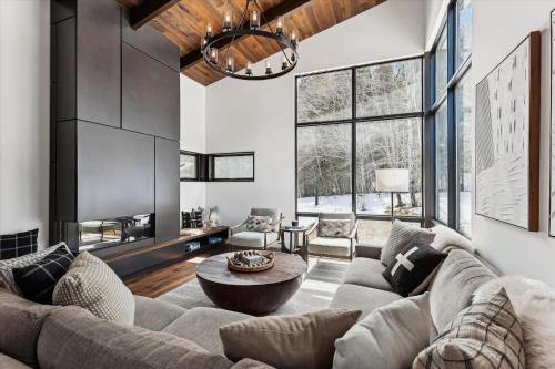 un salon avec un canapé et une table dans l'établissement Wildebrook: 4br Mountain Luxury, fireplace, hot tub, x-country ski in/out, 10min to ski resort, à Stowe Fork