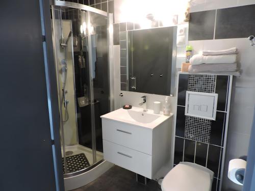 een badkamer met douche, wastafel en toilet bij Villa Zaphira in La Hume