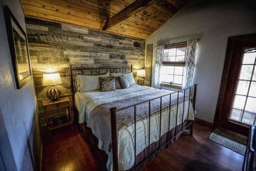 Postel nebo postele na pokoji v ubytování Romantic Cabin Retreat with a Private Hot Tub and Pool in Wimberley, Texas