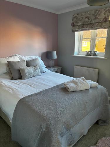 Postel nebo postele na pokoji v ubytování Modern house easy access Norwich city and broads