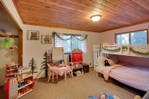 a bedroom with two bunk beds and a desk at Peaceful and Idyllic Forest Cabin with Pool Table in Pine Mountain Club