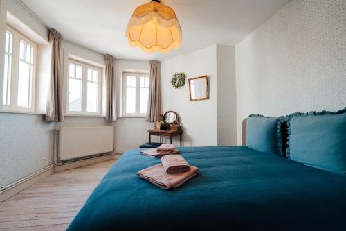 En eller flere senge i et værelse på Maison Georges - cozy dollhouse by the sea!