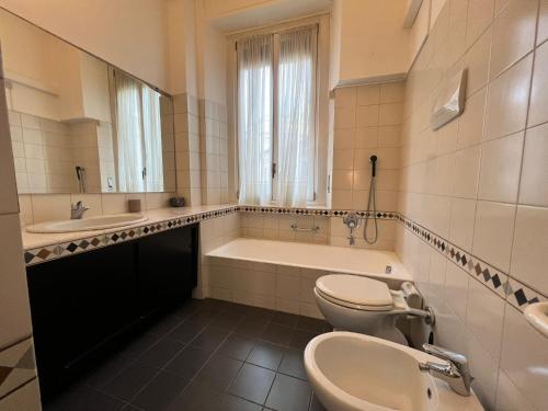 Prestigious 3 bedrooms, 8 guest, City centre Porta Romana by Kibilù Affitti Brevi