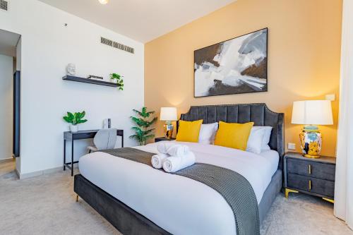 Postel nebo postele na pokoji v ubytování Champions' Apartment - Balcony Sunsets - Rooftop Pools - Modern Oasis - Family Heaven - Full Canal Views - 2 min walk from Space42 Arena