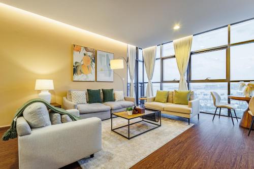 Posezení v ubytování Champions' Apartment - Balcony Sunsets - Rooftop Pools - Modern Oasis - Family Heaven - Full Canal Views - 2 min walk from Space42 Arena