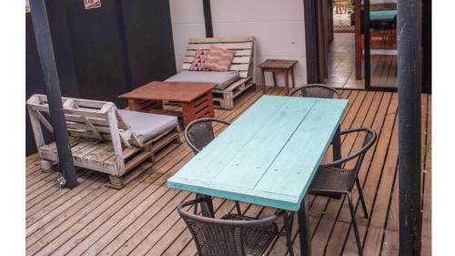 a blue table and chairs on a deck at Abanico Suites con Kitchenette y Parking in Maitencillo