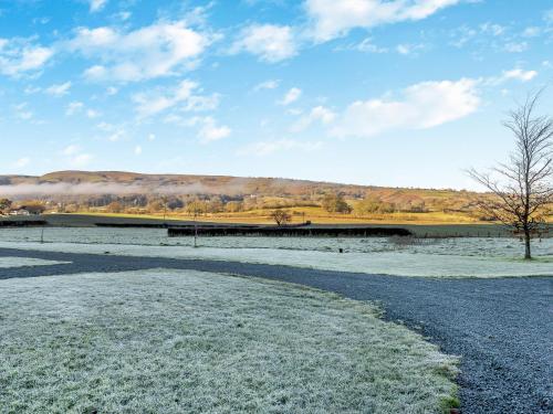 チャーチ・ストレットンにあるThe Farmhouse - Uk48653の背景に橋がある雪に覆われた野原