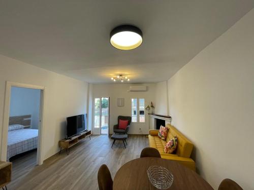 ein Wohnzimmer mit einer Couch und einem Bett in der Unterkunft Las Calas departamento ideal! in Sotillo de la Adrada