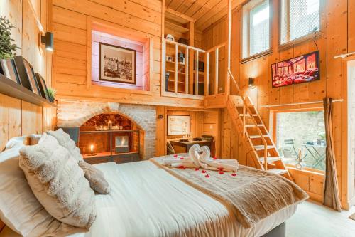 ein Schlafzimmer mit einem großen Bett in einem Blockhaus in der Unterkunft L'Esprit Loft - Logement atypique pour 12 pers in Honfleur