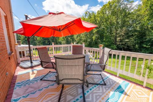 Μπαλκόνι ή βεράντα στο Martinsville Gem - Fireplace, Pets, Near the Park