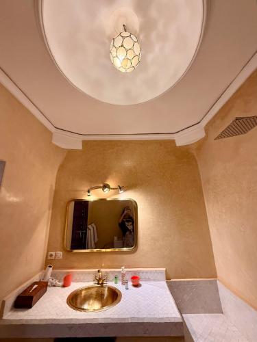 Baðherbergi á Riad Djemanna
