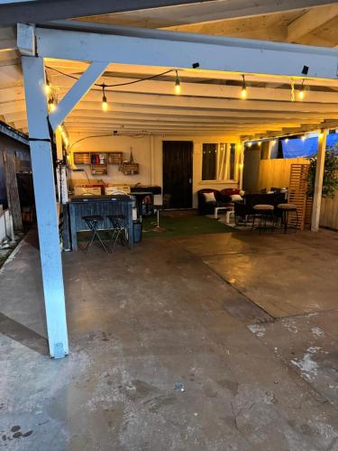eine leere Garage mit Lichtern auf dem Dach in der Unterkunft Cozy Private Room Near Disneyland, Beaches & Downtown LA in Artesia